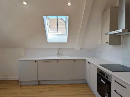 2 bedroom Flat to let in Oakwood Parade, Enfield, London, EN1