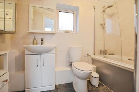 1 bedroom Flat to let in Clarence Road, Bowes Park, London, N22