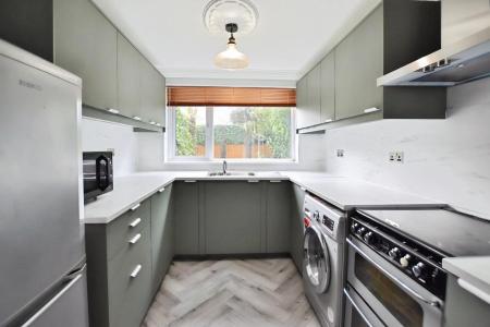 1 bedroom Flat to let in Clarence Road, Bowes Park, London, N22