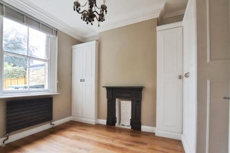 1 bedroom Flat to let in Clarence Road, Bowes Park, London, N22