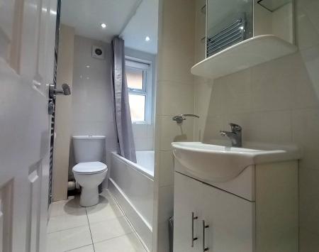 1 bedroom Flat to let in Smarts Green, Waltham Cross, London, EN7