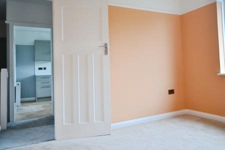 2 bedroom Flat to let in Lincoln Way, Enfield, London, EN1