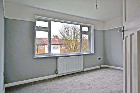 2 bedroom Flat to let in Lincoln Way, Enfield, London, EN1