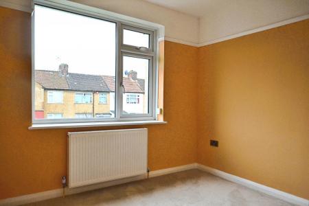 2 bedroom Flat to let in Lincoln Way, Enfield, London, EN1