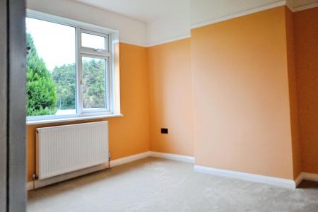 2 bedroom Flat to let in Lincoln Way, Enfield, London, EN1