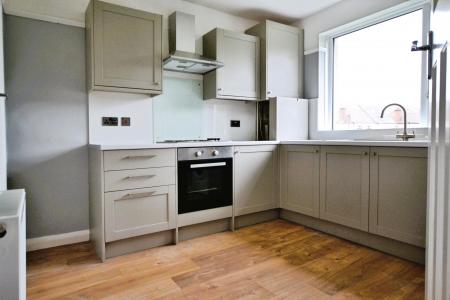 2 bedroom Flat to let in Lincoln Way, Enfield, London, EN1