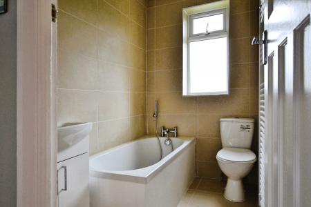 2 bedroom Flat to let in Lincoln Way, Enfield, London, EN1
