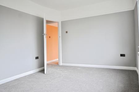2 bedroom Flat to let in Lincoln Way, Enfield, London, EN1