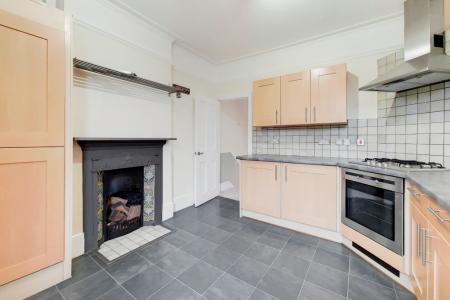 3 bedroom Flat to let in Derwent Road, Palmers Green, London, N13