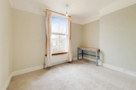3 bedroom Flat to let in Derwent Road, Palmers Green, London, N13