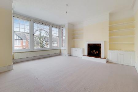 3 bedroom Flat to let in Derwent Road, Palmers Green, London, N13