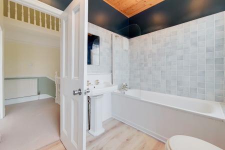 3 bedroom Flat to let in Derwent Road, Palmers Green, London, N13