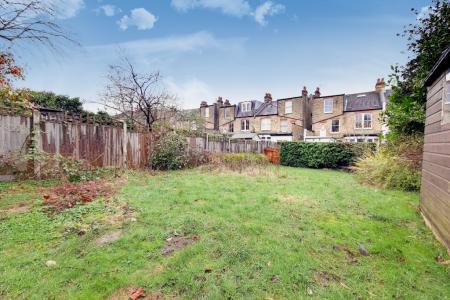 3 bedroom Flat to let in Derwent Road, Palmers Green, London, N13
