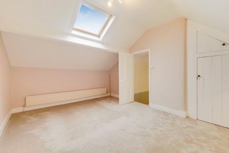 3 bedroom Flat to let in Derwent Road, Palmers Green, London, N13
