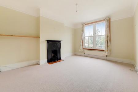 3 bedroom Flat to let in Derwent Road, Palmers Green, London, N13