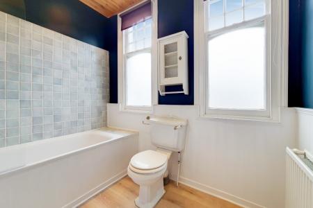3 bedroom Flat to let in Derwent Road, Palmers Green, London, N13