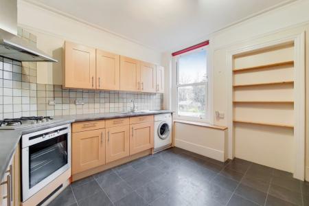 3 bedroom Flat to let in Derwent Road, Palmers Green, London, N13