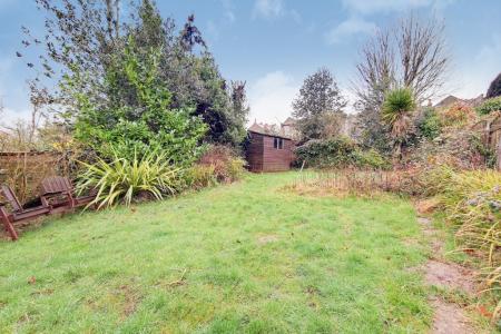 3 bedroom Flat to let in Derwent Road, Palmers Green, London, N13