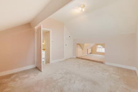 3 bedroom Flat to let in Derwent Road, Palmers Green, London, N13