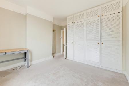 3 bedroom Flat to let in Derwent Road, Palmers Green, London, N13
