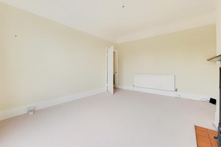 3 bedroom Flat to let in Derwent Road, Palmers Green, London, N13