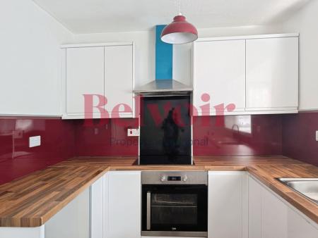 3 bedroom Flat to let in Mahon Close, Enfield, London, EN1