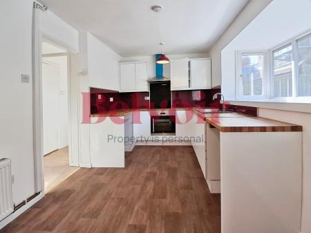3 bedroom Flat to let in Mahon Close, Enfield, London, EN1