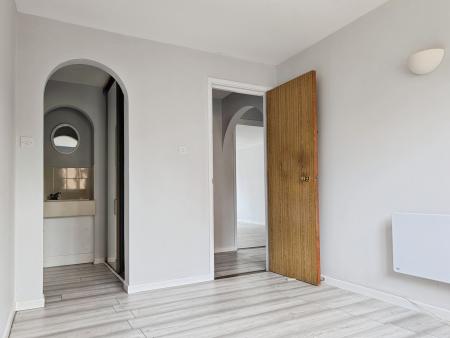 2 bedroom Flat to let in Pycroft Way, Edmonton, London, N9