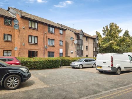 2 bedroom Flat to let in Pycroft Way, Edmonton, London, N9