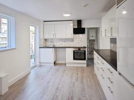 3 bedroom Terraced House to let in Cheshire Road, Wood Green, London, N22
