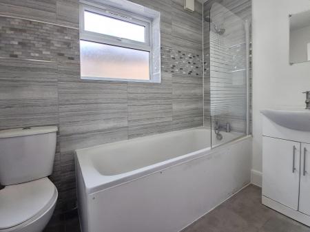 3 bedroom Terraced House to let in Cheshire Road, Wood Green, London, N22
