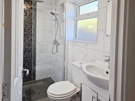 3 bedroom Terraced House to let in Cheshire Road, Wood Green, London, N22