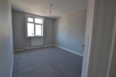 3 bedroom Flat to let in Haselbury Road, Edmonton, London, N9