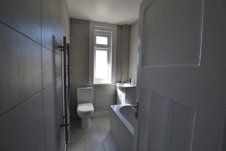 3 bedroom Flat to let in Haselbury Road, Edmonton, London, N9