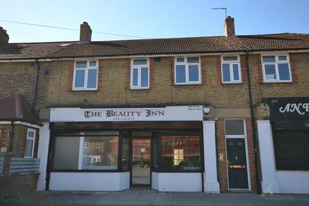 3 bedroom Flat to let in Haselbury Road, Edmonton, London, N9