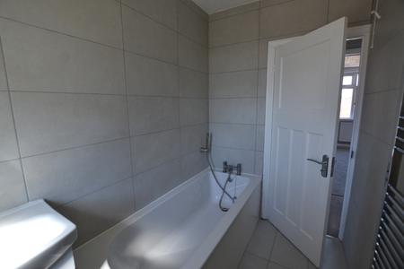 3 bedroom Flat to let in Haselbury Road, Edmonton, London, N9