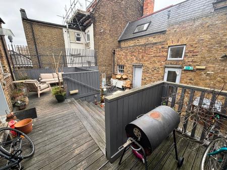 3 bedroom Flat to let in 121 Cannon Street Road, London, E1