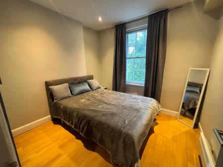 1 bedroom Flat to let in Holland Park Avenue, Kensington, London, W11