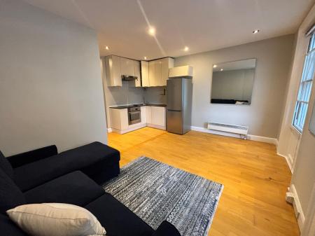 1 bedroom Flat to let in Holland Park Avenue, Kensington, London, W11