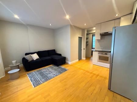 1 bedroom Flat to let in Holland Park Avenue, Kensington, London, W11
