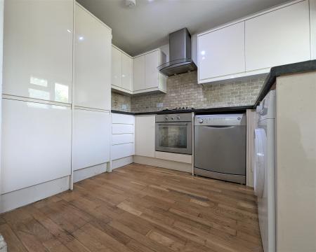 2 bedroom Flat to let in Selborne Gardens, Hendon, London, NW4