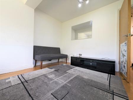 2 bedroom Flat to let in Selborne Gardens, Hendon, London, NW4