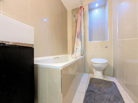 2 bedroom Flat to let in Selborne Gardens, Hendon, London, NW4