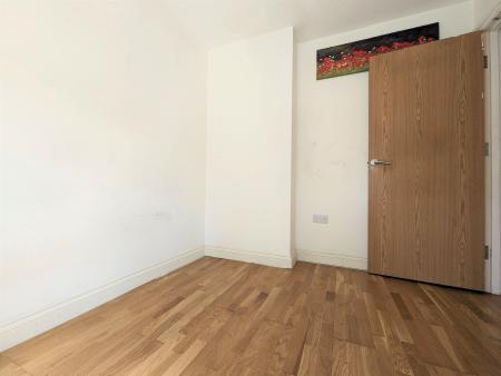 2 bedroom Flat to let in Selborne Gardens, Hendon, London, NW4