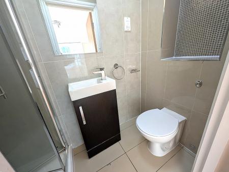 2 bedroom Flat to let in Selborne Gardens, Hendon, London, NW4