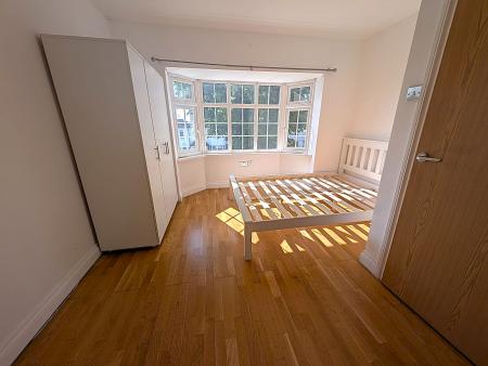 2 bedroom Flat to let in Selborne Gardens, Hendon, London, NW4