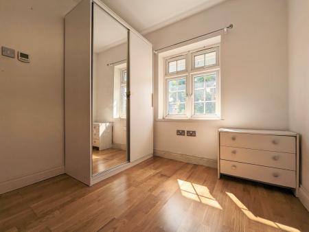 2 bedroom Flat to let in Selborne Gardens, Hendon, London, NW4
