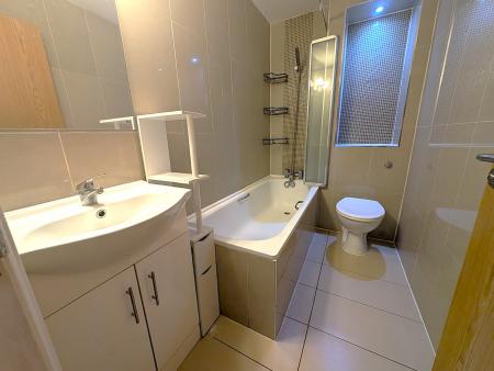 2 bedroom Flat to let in Selborne Gardens, Hendon, London, NW4