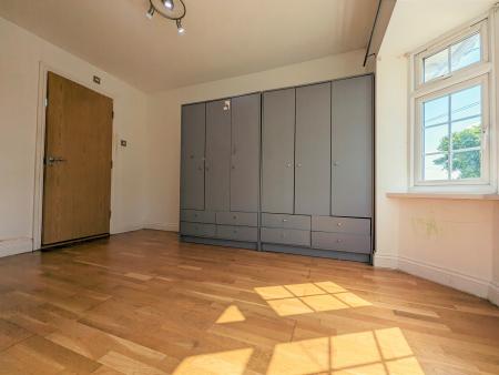 2 bedroom Flat to let in Selborne Gardens, Hendon, London, NW4