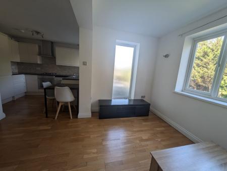 2 bedroom Flat to let in Selborne Gardens, Hendon, London, NW4